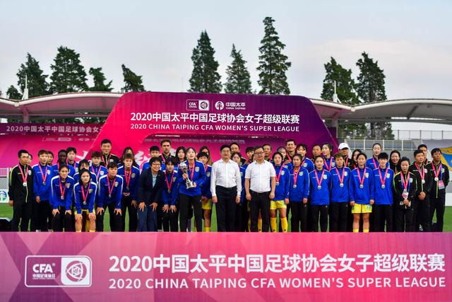 留在英超的热刺：主业赚钱，副业踢球？